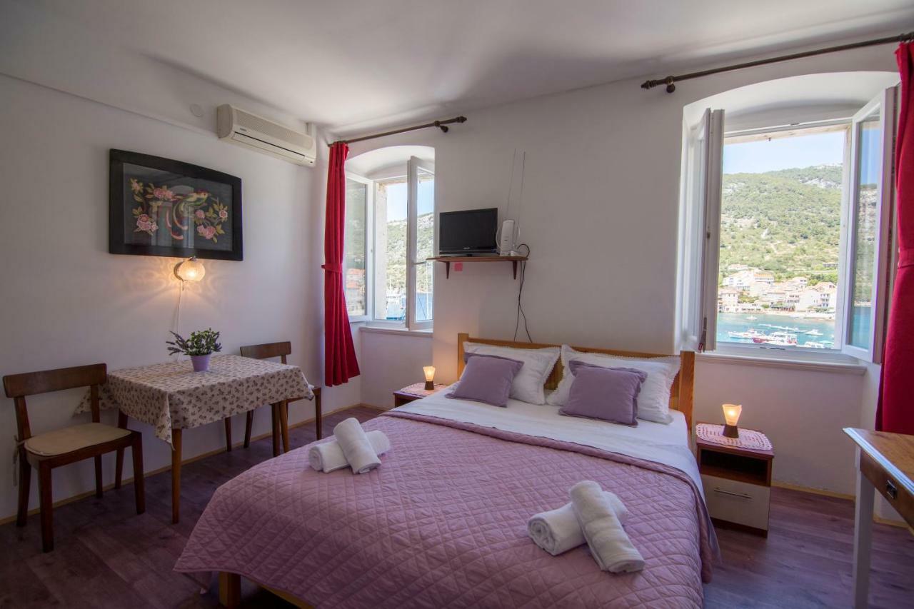 Apartment Riva 5 Komiža Esterno foto