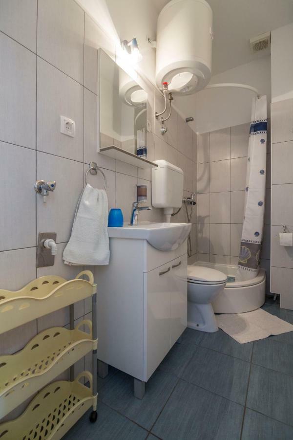 Apartment Riva 5 Komiža Esterno foto