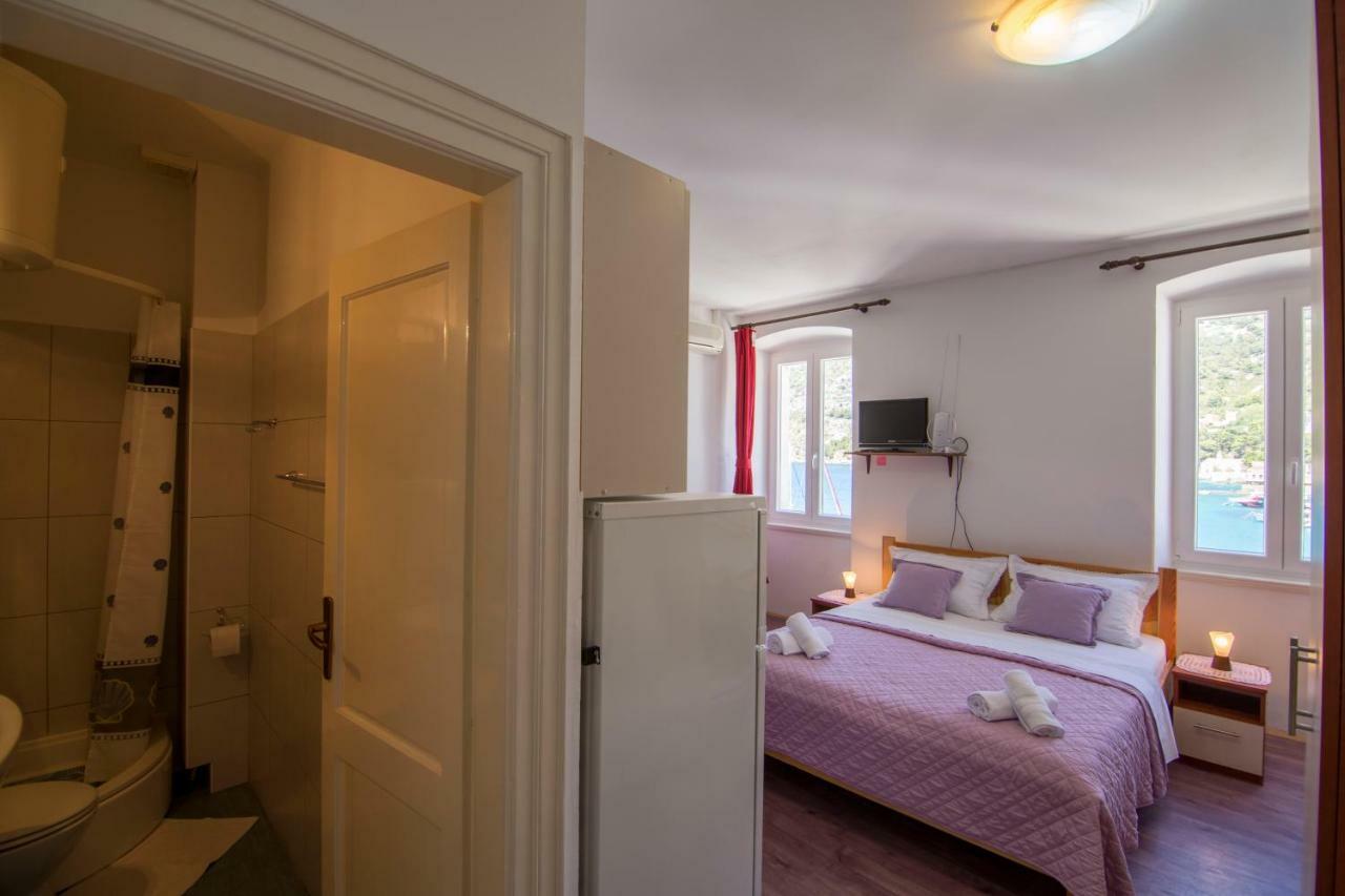 Apartment Riva 5 Komiža Esterno foto