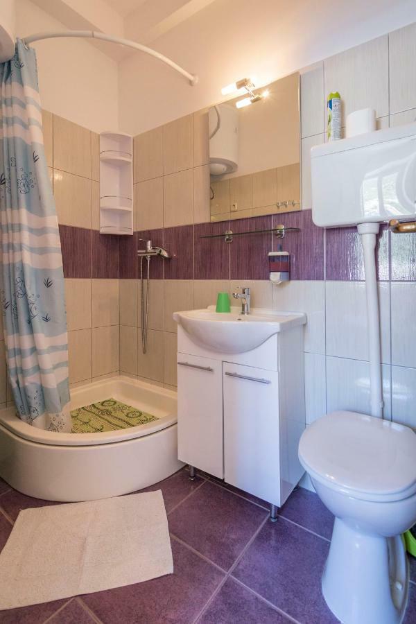 Apartment Riva 5 Komiža Esterno foto