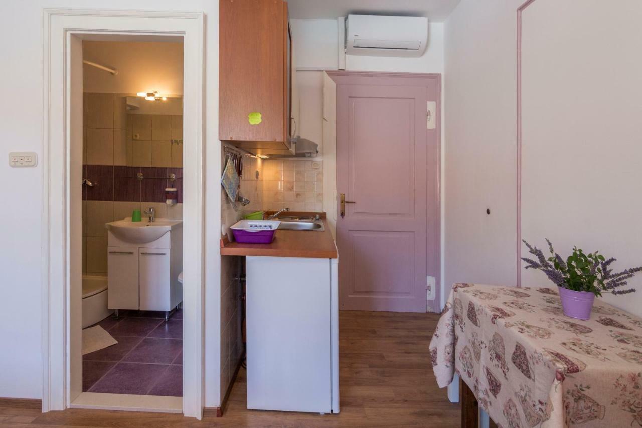 Apartment Riva 5 Komiža Esterno foto